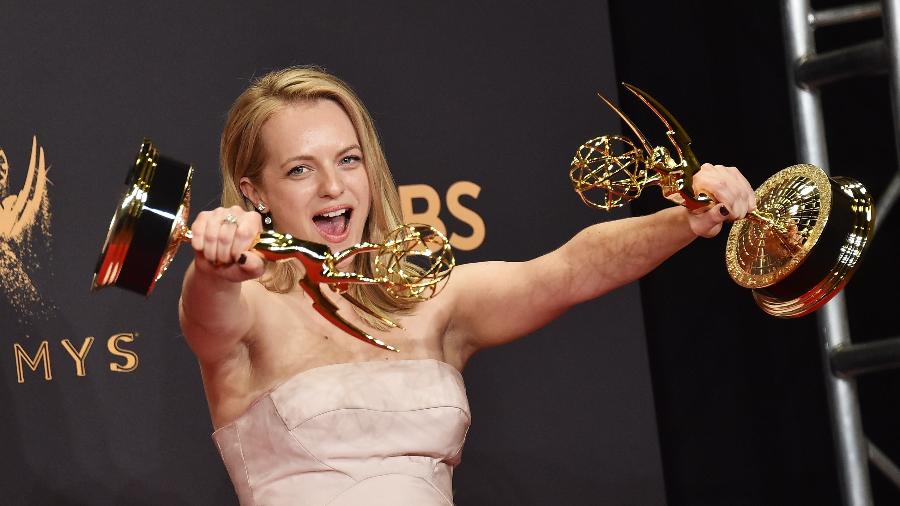 Estrela de "The Handmaid"s Tale", Elisabeth Moss posa com os prêmios de melhor atriz e melhor série dramática no Emmy 2017  - Alberto E. Rodriguez/Getty Images/AFP