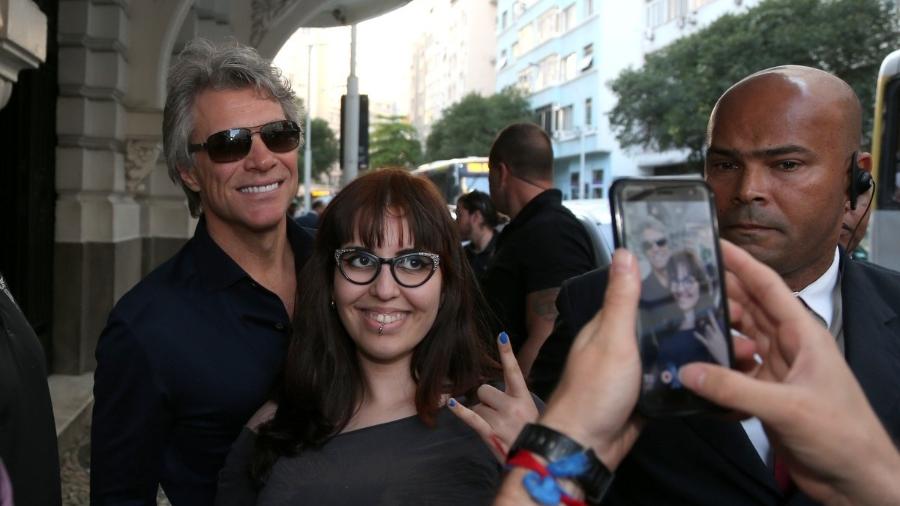 Bon Jovi é tietado por fãs na calçada, em Copacabana, no Rio de Janeiro, na saída de hotel - AgNews
