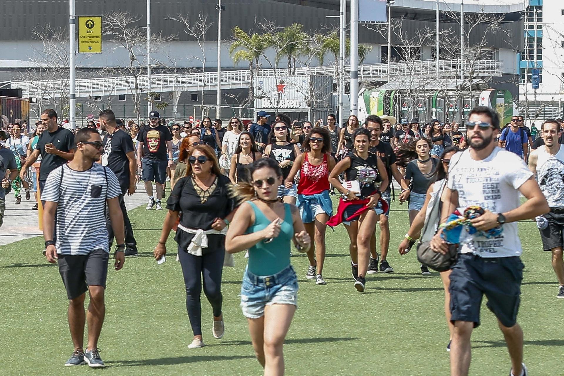 Corre corre! Assim que os portões são abertos, fãs de Bon Jovi saem correndo para garantir o melhor lugar - Marco Antonio Teixeira/ UOL