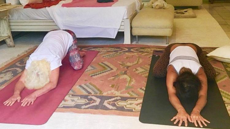 Ana Maria Braga medita com a  filha, Mariana - Reprodução/Instagram - Reprodução/Instagram