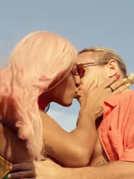 Pabllo Vittar e Diplo se beijam em clipe de "Então Vai" - Reprodução/YouTube