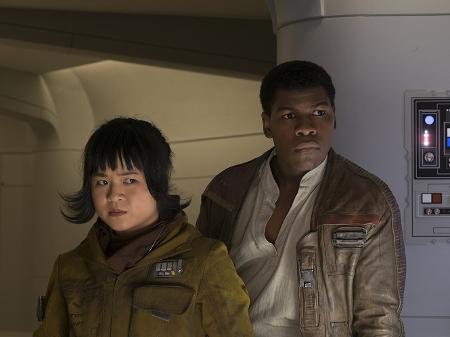 Kelly Marie Tran e John Boyega em cena de "Star Wars: Os Últimos Jedi" - Reprodução