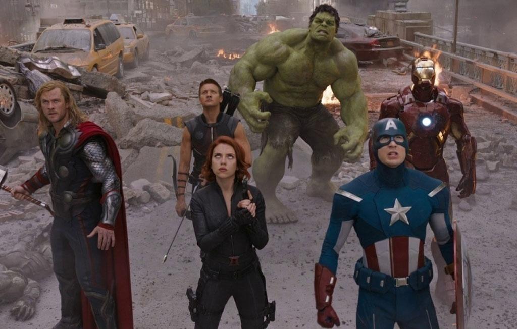 Robert Downey Jr., Chris Evans, Scarlett Johansson, Jeremy Renner, Mark Ruffalo e Chris Hemsworth em cena em "Os Vingadores: The Avengers" (2012) - Divulgação