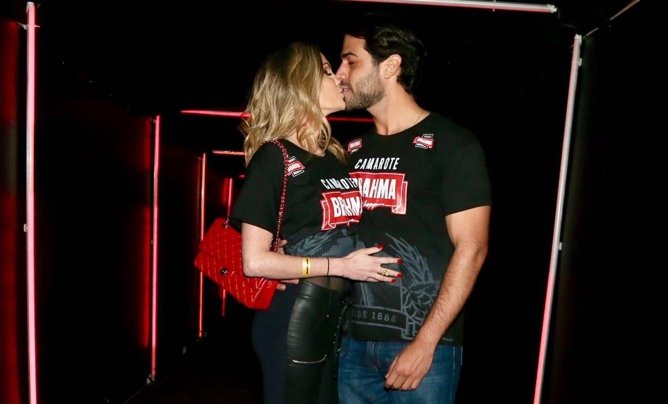 Barbara Evans beija o namorado Gustavo Theodoro - Manuela Scarpa/Brazil News