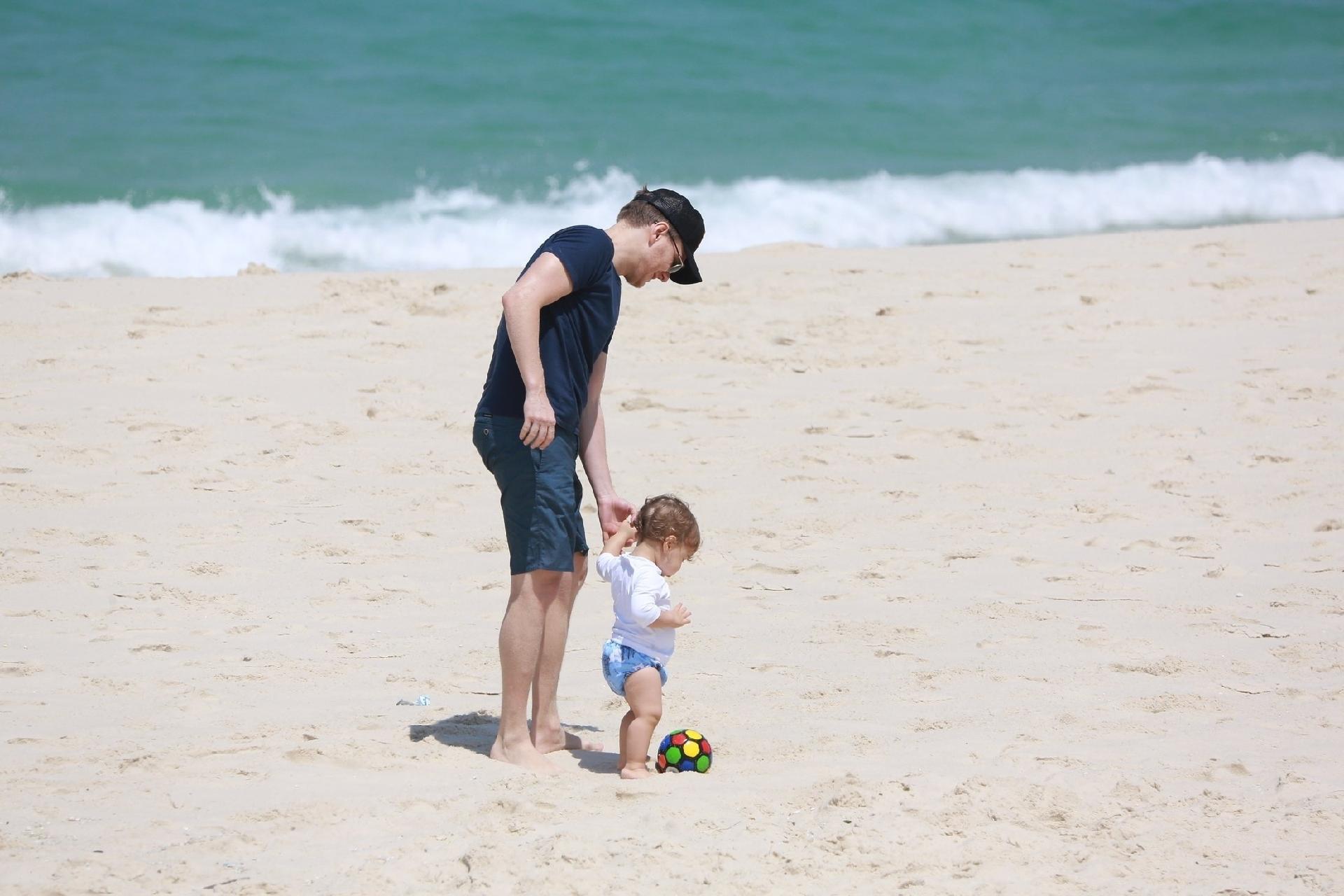 Já andando, Teodoro quer correr atrás da bola deixando o papai Teló atento aos movimentos do garoto, que completou um ano no final de julho - AgNews