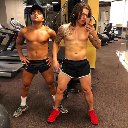 Tirulipa e Whindersson malham juntos e comemoram o resultado em frente ao espelho - Reprodução/Instagram - Reprodução/Instagram