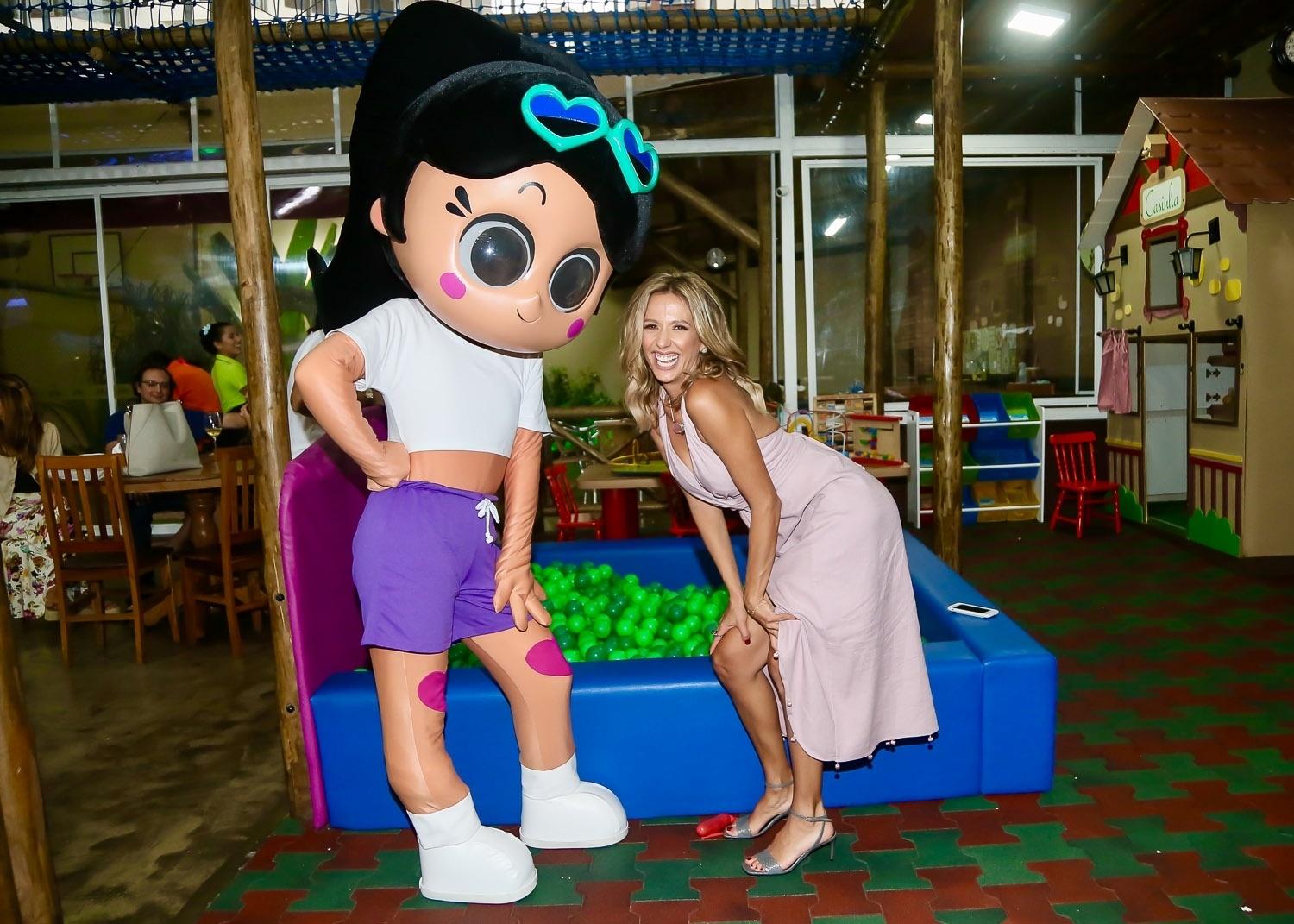 Anitta não pode comparar à festa de Enzo, mas mandou de presente a personagem Anittinha, do desenho "Clube da Anittinha" - Manuela Scarpa/Brazil News