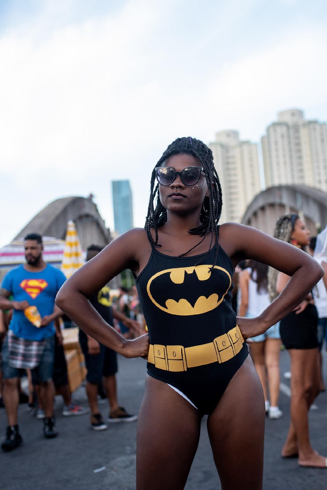 Batgirl também marcou presença na Corte Devassa, um dos blocos mais tradicionais de Belo Horizonte - Nereu Jr/UOL
