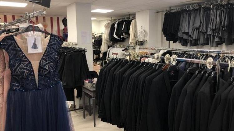 Smokings e vestidos para todos os gostos e morfologias podem ser alugados em Cannes para o festival de cinema - RFI - RFI