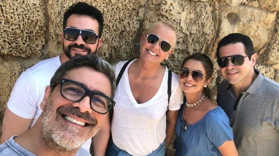Junno Andrade com padre Fábio de Melo, Xuxa e mais dois amigos em Israel - Reprodução/Instagram