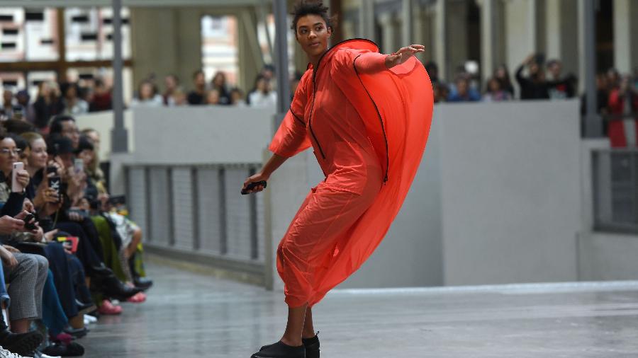 Desfile da Issey Miyake na Paris Fashion Week - Christophe ARCHAMBAULT / AFP