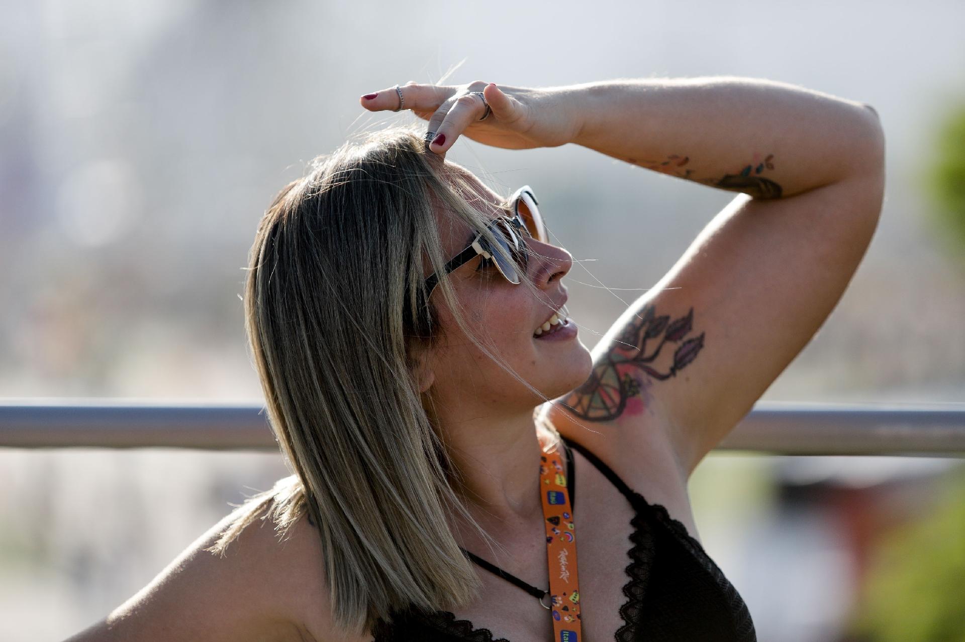 Mulher posa para foto durante o Rock in Rio e exibe suas tatuagens - Rudy Trindade/FramePhoto/Estadão Conteúdo