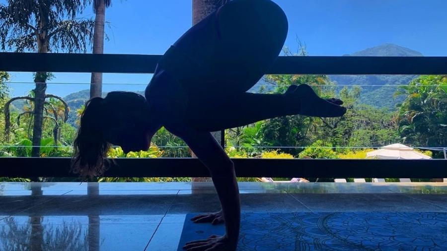 Ísis Valverde pratica ioga - Reprodução/ Instagram