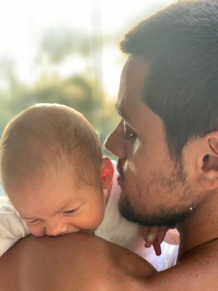 Ator Felipe Simas voltou a pegar o filho Vicente no colo pela primeira vez - Reprodução/Instagram