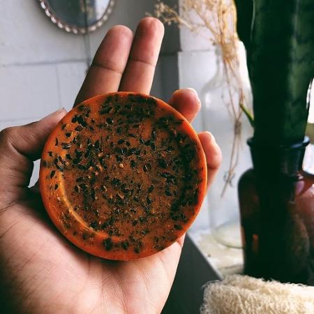 Máscara facial sólida, da Kurandé, feita com argila branca, erucum e camomila - Divulgação  - Divulgação 