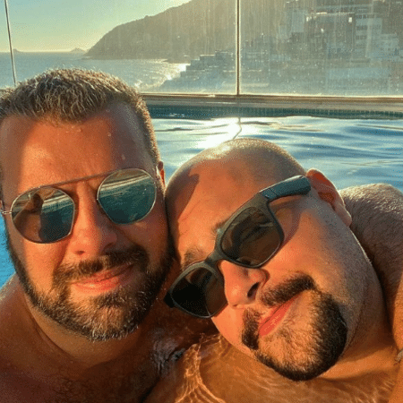 Tiago Abravanel posou ao lado do marido Fernando Poli em piscina no RJ - Reprodução/Instagram/@tiagoabravanel 