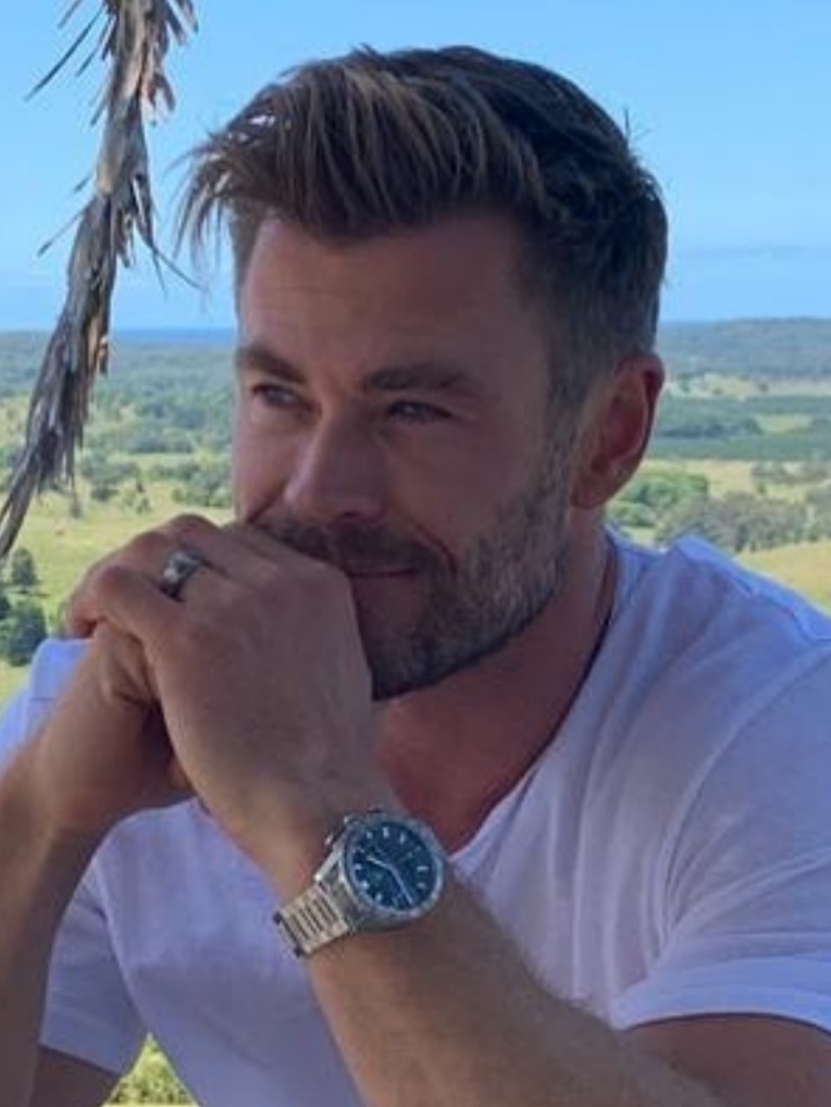 TNT Brasil - Este é o Chris Hemsworth sem camisa na praia.