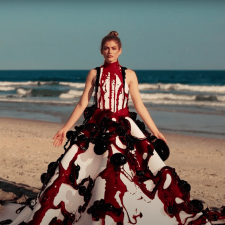 Valentina Sampaio no vestido em NFT leiloado por R$ 1,6 milhão - Reprodução