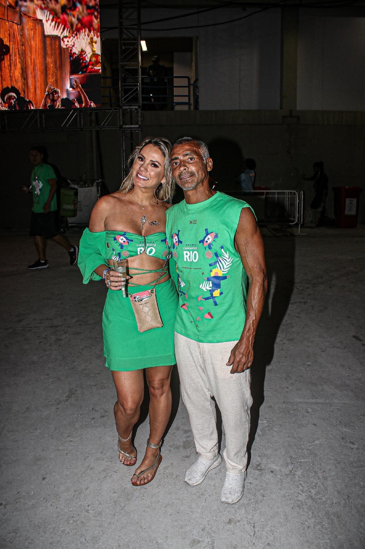 Romário e a namorada na Sapucaí - Rogeiro Fildago / AgNews