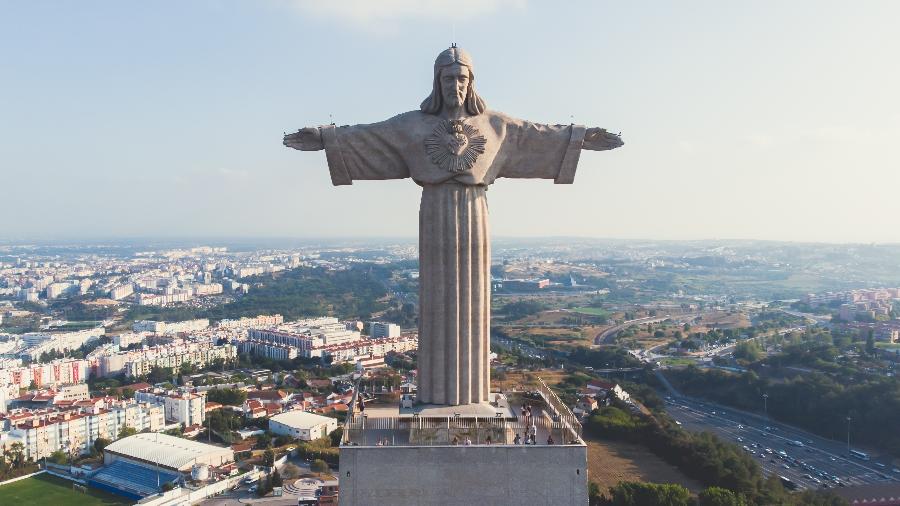 Estátua de Cristo, em Almada, Portugal