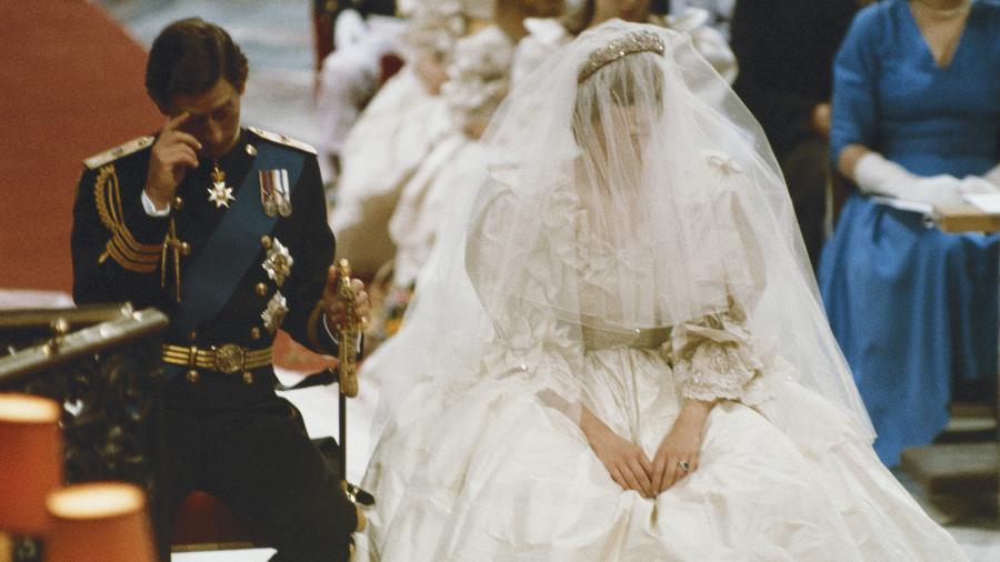 Diana e o príncipe Charles no altar de seu casamento, que quase foi cancelado