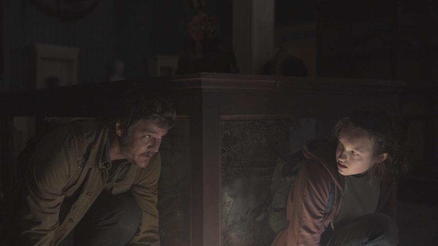 Joel (Pedro Pascal) e Ellie (Bella Ramsey) se escondem em uma das primeiras imagens da série de "The Last of Us" - Divulgação/HBO