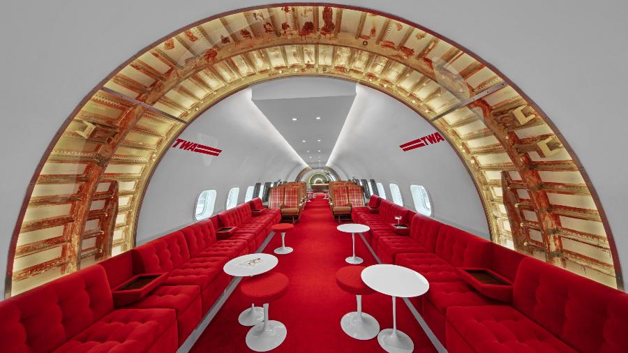 Connie, o bar dentro de um avião dos anos 50 que pertence ao TWA Hotel no Aeroporto John F. Kennedy, em Nova York - Divulgação