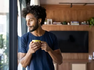 Café logo cedo é vilão? Especialistas esclarecem a polêmica do cortisol