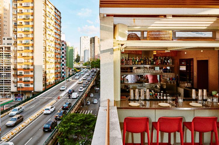 Cora, restaurante no topo de um prédio ao lado do Michocão