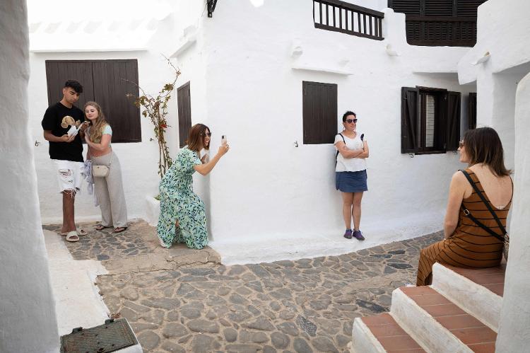 Turistas em Binibeca, em Menorca