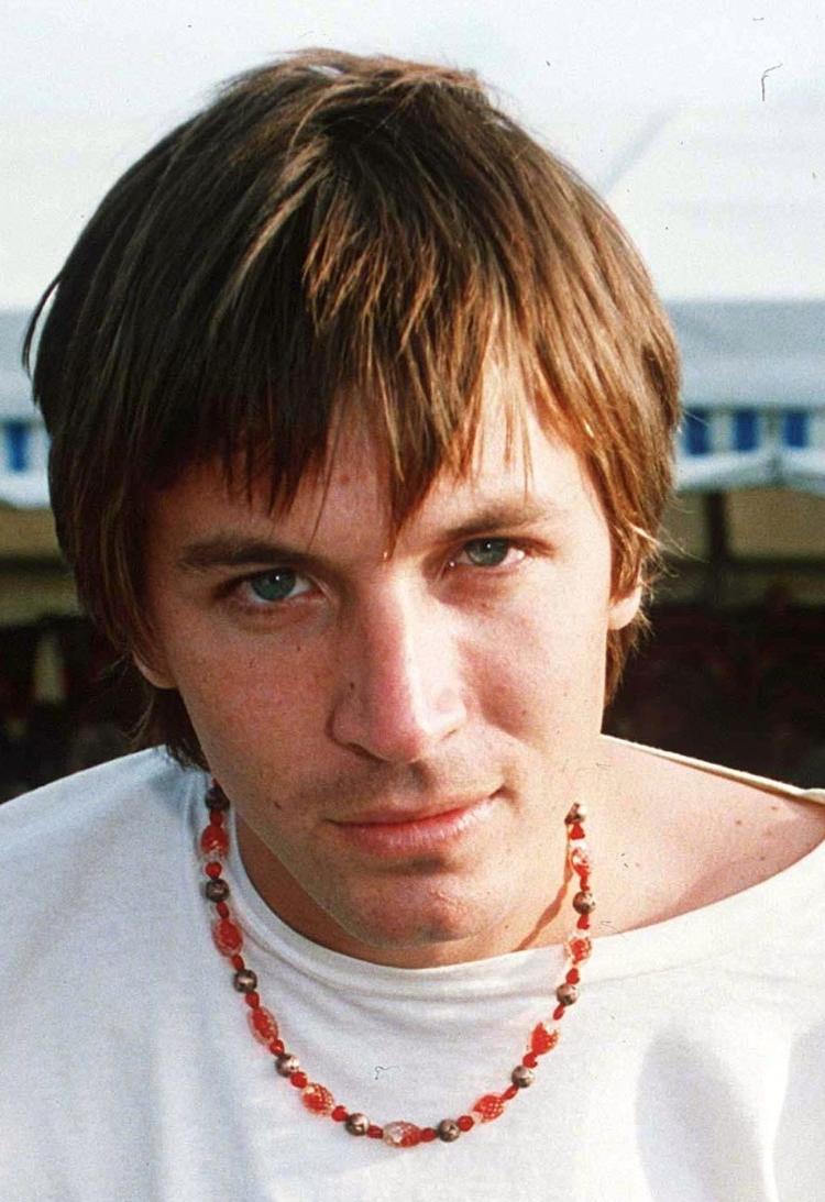 Com esse olhar, Evan Dando arrebatava corações na época do grunge; na foto, ele posa durante o festival de Reading, na Inglaterra, em 1994