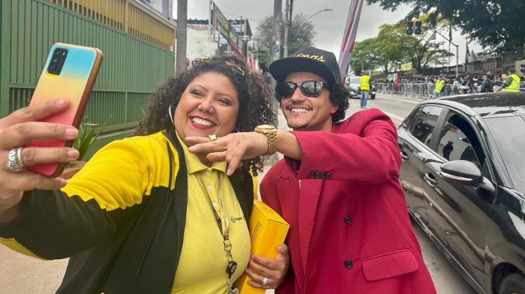 A vendedora Aline Luz, 38, aproveitou para tirar uma selfie com o Jhonny Matos, cover de Bruno Mars