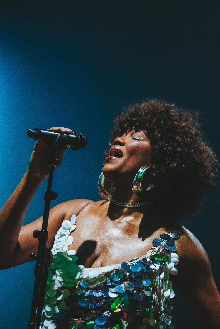 A cantora Luedji Luna abriu o shows de Erykah Badu em São Paulo na noite de quarta (6)