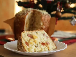 Panetone salgado é ideal para um lanchinho natalino. Aprenda a receita