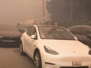 Los Angeles tem mar de carros abandonados em fuga de incêndios