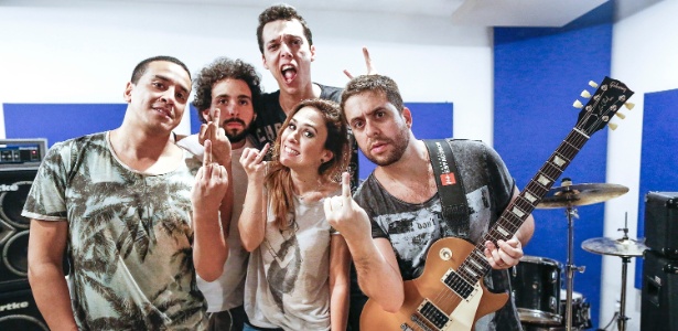 A humorista Tatá Werneck e seus colegas da banda Renatinho - Ivo Gonzalez/UOL