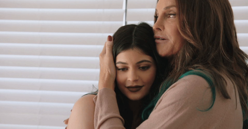 Em cena de "I am Cait", Caitlyn Jenner abraça a filha, Kylie, na primeira vez em que as duas se encontram após a transição