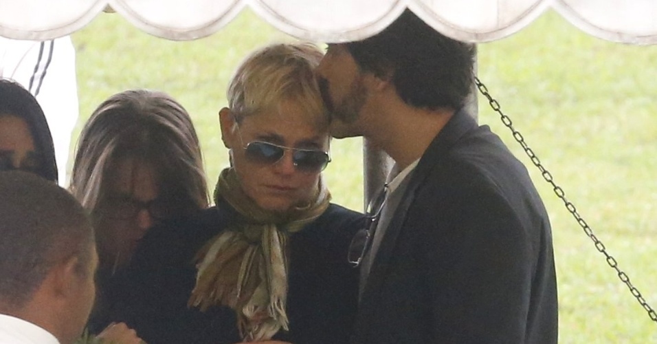 13.set.2015 - Junno consola Xuxa no enterro do irmão dela Cirano Rojabaglia