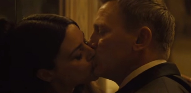 Beijo de James Bond (Daniel Craig) e Lucia (Monica Bellucci) rouba a cena no clipe da música-tema - Reprodução