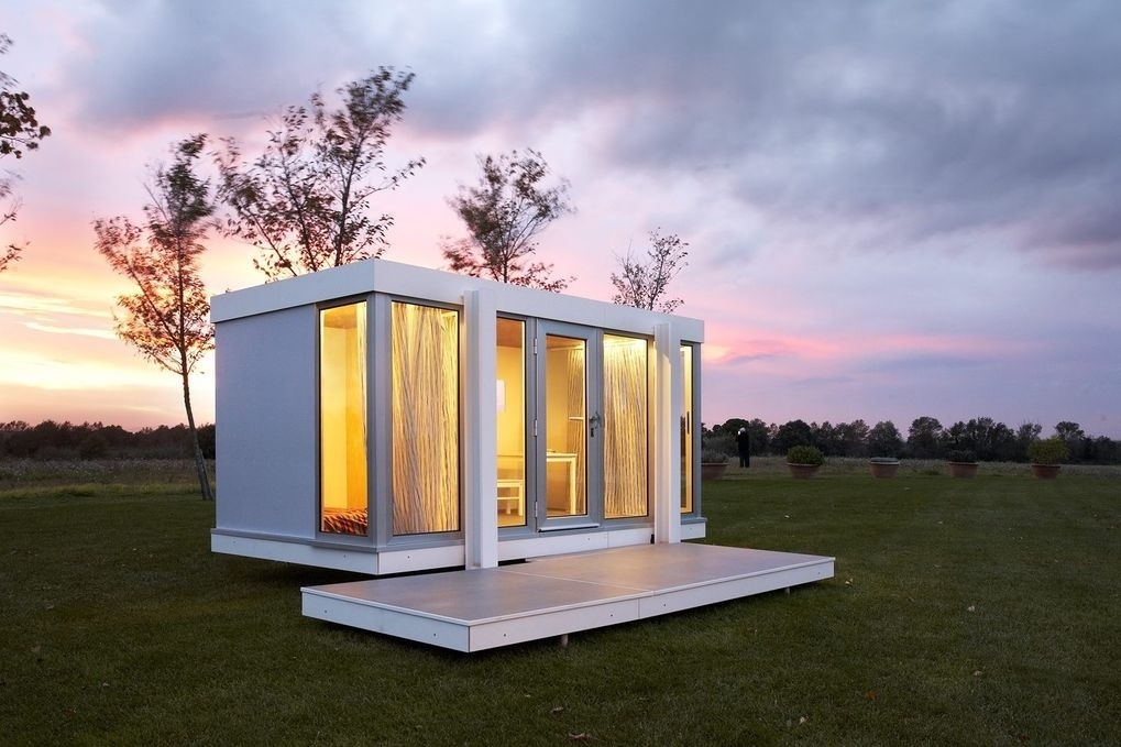 A casa de bonecas Illinois Maxi, da Smartplayhouse (www.smartplayhouse.com), tem inspiração na arquitetura moderna do século 20, como a praticada por Mies van der Rohe. Indicada para crianças de três a dez anos, a construção mede 3,10 m x 1,80 m x 1,72 m e custa 10.450 euros, o equivalente a R$ 44.995,61 I Valor referente à cotação do dia 27.10.2015 - Divulgação/ Smartplayhouse