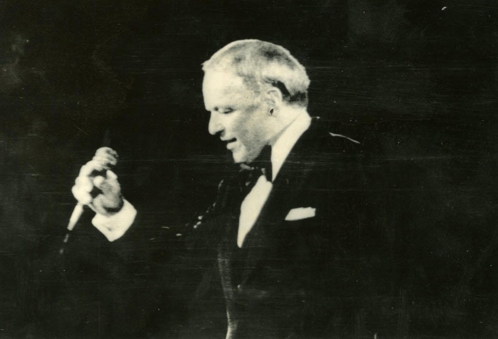 26.jan.1980 - O cantor norte-americano Frank Sinatra durante show no estádio do Maracanã, no Rio de Janeiro - Walter Ennes/Folhapress