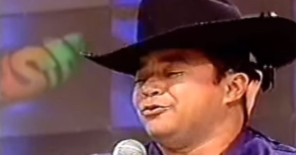 Usando um chapéu de caubói, Shaolin canta no "Domingão do Faustão" em 2010 - Reprodução/YouTube