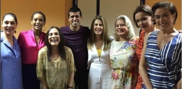 18.jan.2016- Christiane Torloni, Taís Araújo, Regina Duarte, Maitê Proença, Vera Fischer e Julia Lemmertz, as "Helenas" de Manoel Carlos, posam com Marcius Melhem e Lília Cabral nos bastidores do "Tá no Ar", que estreia nova temporada nesta terça-feira (19) - Reprodução/Instagram/Maitê Proença - Reprodução/Instagram/Maitê Proença
