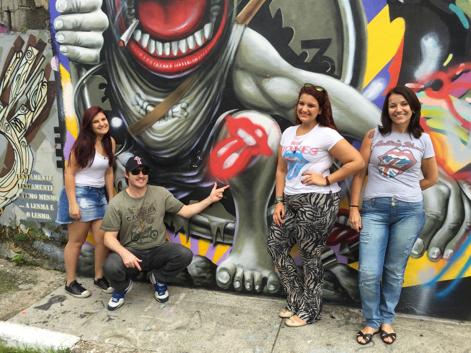 27.fev.2016 - Claudia Fernandes, 48, Pedro Tavares Lorente, 43, Victoria Fernandes, 16, e Camila Brugger, 20, foram ao Beco do Batman, em São Paulo, com a camisa dos Stones só para ver o grafite do Ron Wood - Felipe Branco Cruz/UOL