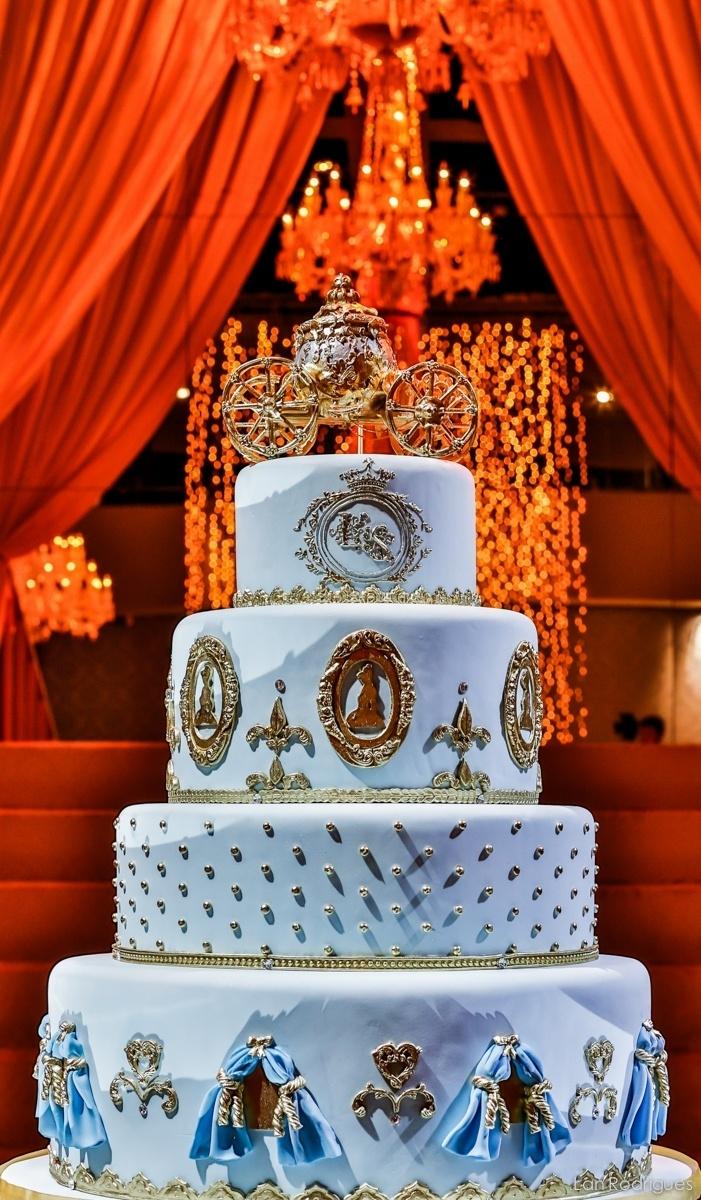 Para inovar, o decorador Fabio Mattar Puppi, da 1-18 Project (www.118project.com), optou por tirar o bolo da mesa e levá-lo para a pista de dança. Nas cores azuis e com referências à Cinderella, como a carruagem no topo, o bolo de 10 quilos era de chocolate e foi confeccionado por Nininha Sigrist (www.nininhasigrist.com.br) - Lan Rodrigues