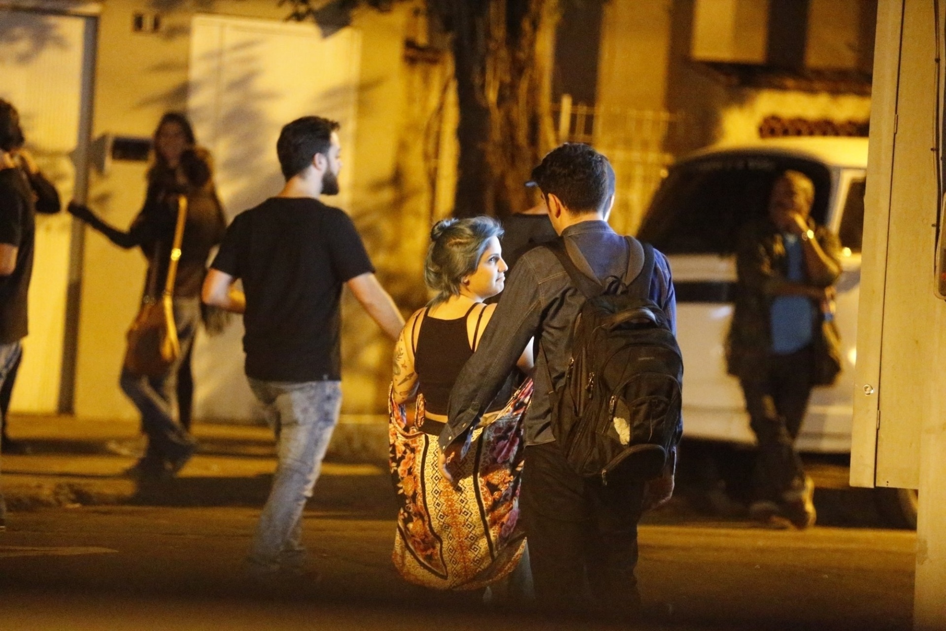8.jul.2016 - Marcelo Adnet é flagrado na companhia de uma mulher no Rio de Janeiro - Webert Belicio/ AgNews