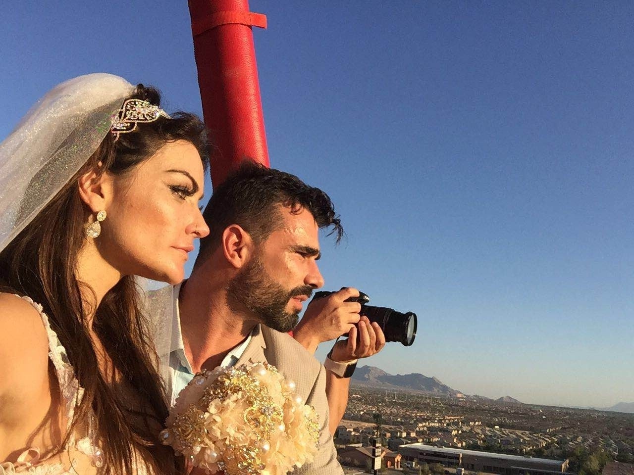 O casal estava emocionado com a paisagem de Las Vegas do alto do balão - Divulgação/dgvipservices/r2assessoria