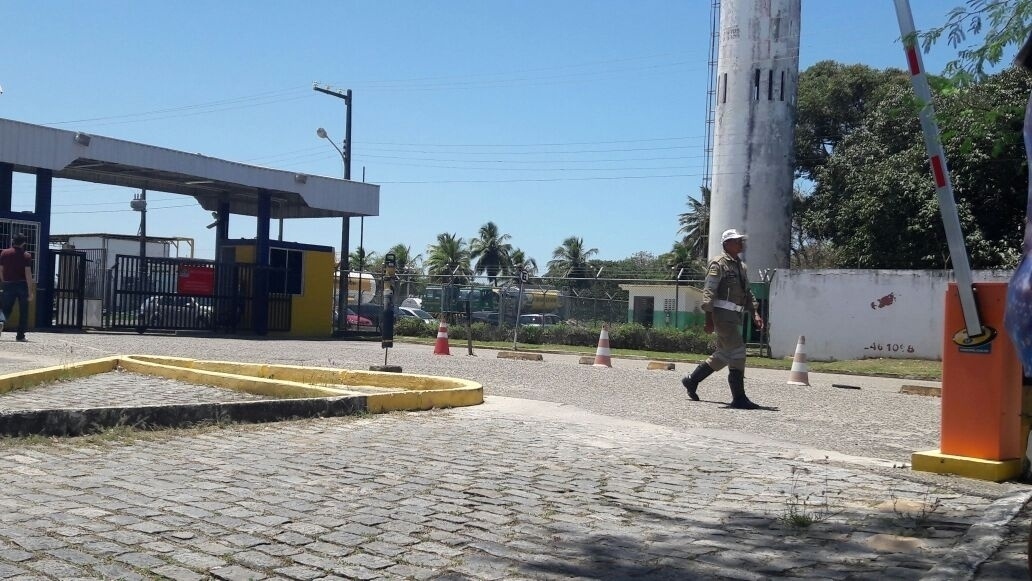 16.set.2016 - Apesar da presença de fãs, o movimento nas proximidades do Aeroporto Santa Maria era tranquilo - Fredson Navarro/UOL
