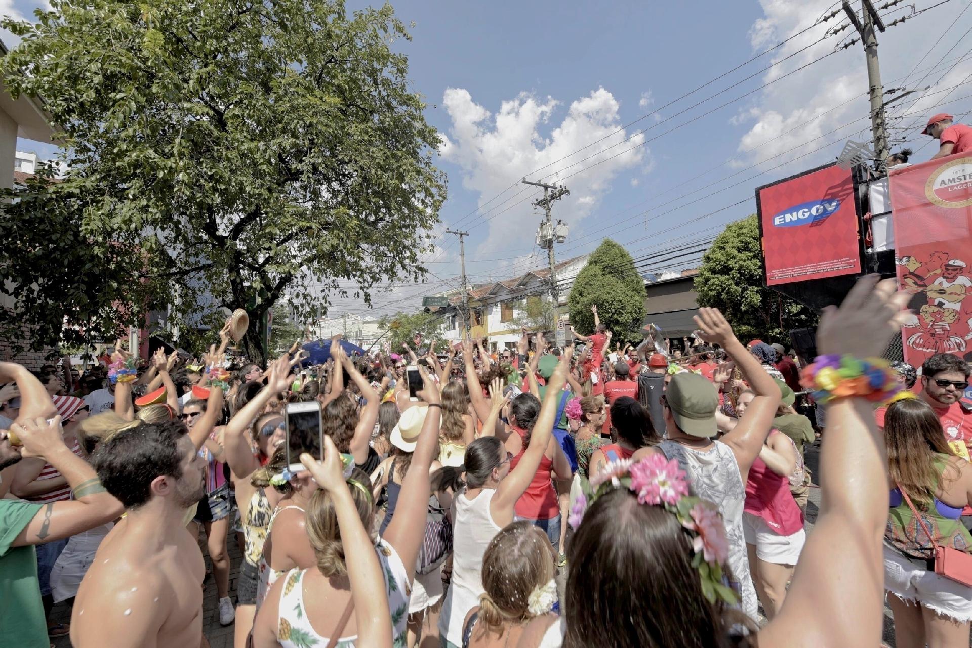 Bloco Confraria do Pasmado desfila pela Vila Madalena, em São Paulo, no segundo dia de pré-Carnaval da capital paulista - Chello/Framephoto/Estadão Conteúdo