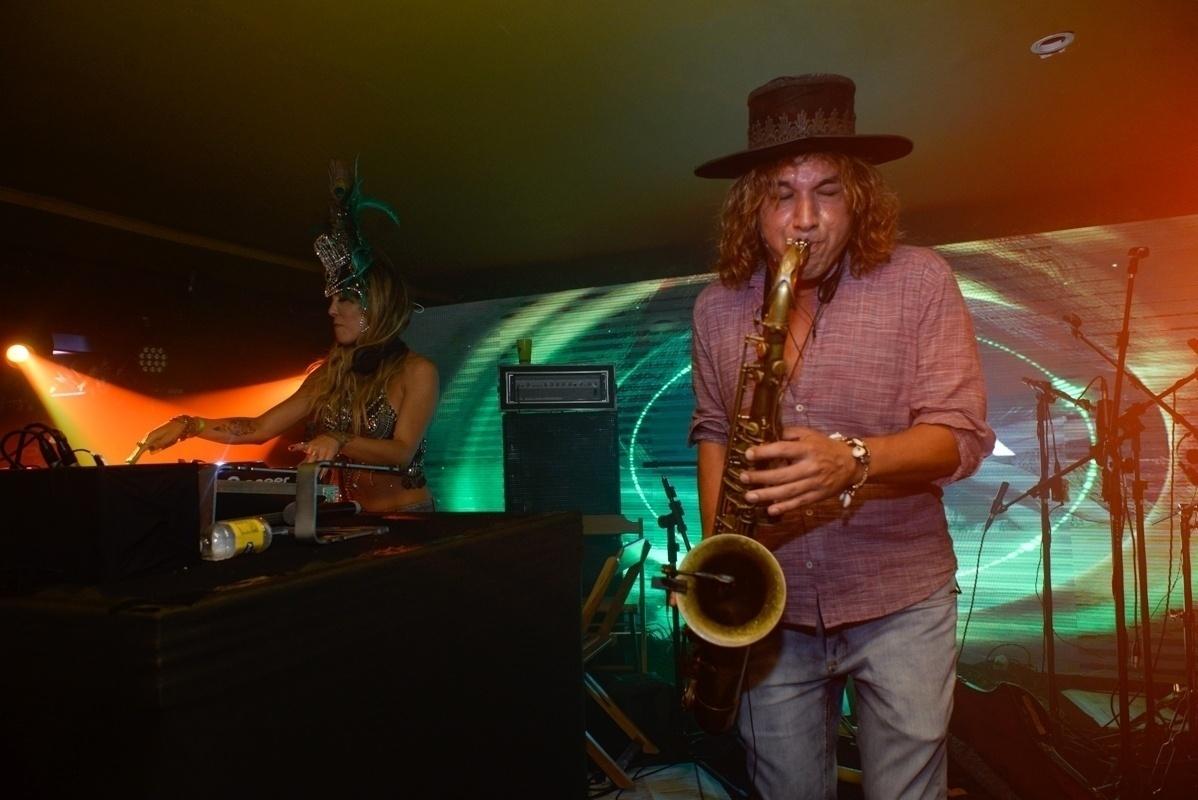 A DJ Larissa Lahw ainda teve a ajuda do saxofonista Rodrigo Sha no camarote do CarnaUOL na Sapucaí - Erbs Jr./UOL
